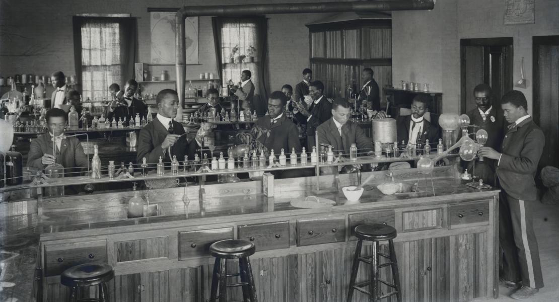 Carver’s laboratory at Tuskegee. [Library of Congress, Prints and Photographs Division, LC-DIG-ds-05586 DLC]