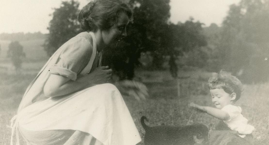 Dorothy Van Dyke Leake with her daughter, Marcelotte around 1921.
