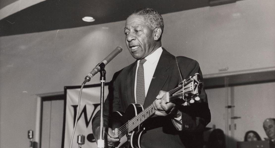 lonnie johnson guitar