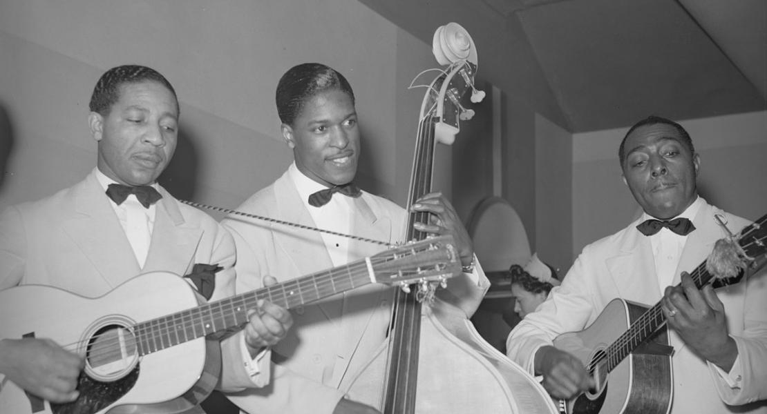 Lonnie Johnson (left) performing with two other musicians in 1941 in Chicago. [Library of Congress, Prints and Photographs Division, LC-DIG-fsa-8c00654]