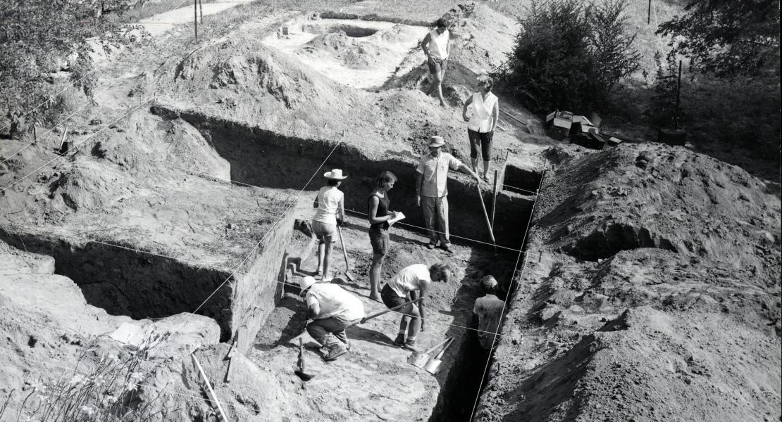 A site excavation near St. Joseph, Missouri, by the field school of the University of Missouri, directed by Chapman, 1966. [State Historical Society of Missouri, St. Joseph, Missouri, Photograph Collection, P0954-027985]