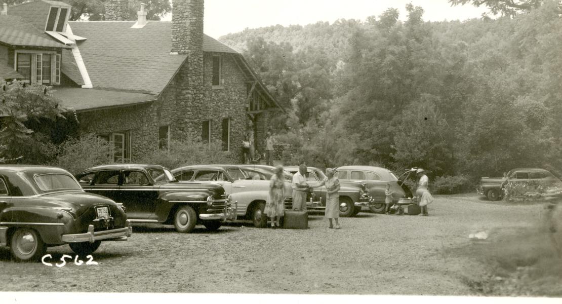 Mid-twentieth-century tourists at Pippin Place. [State Historical Society of Missouri, John F. Bradbury Jr. Postcard Collection, R1551]