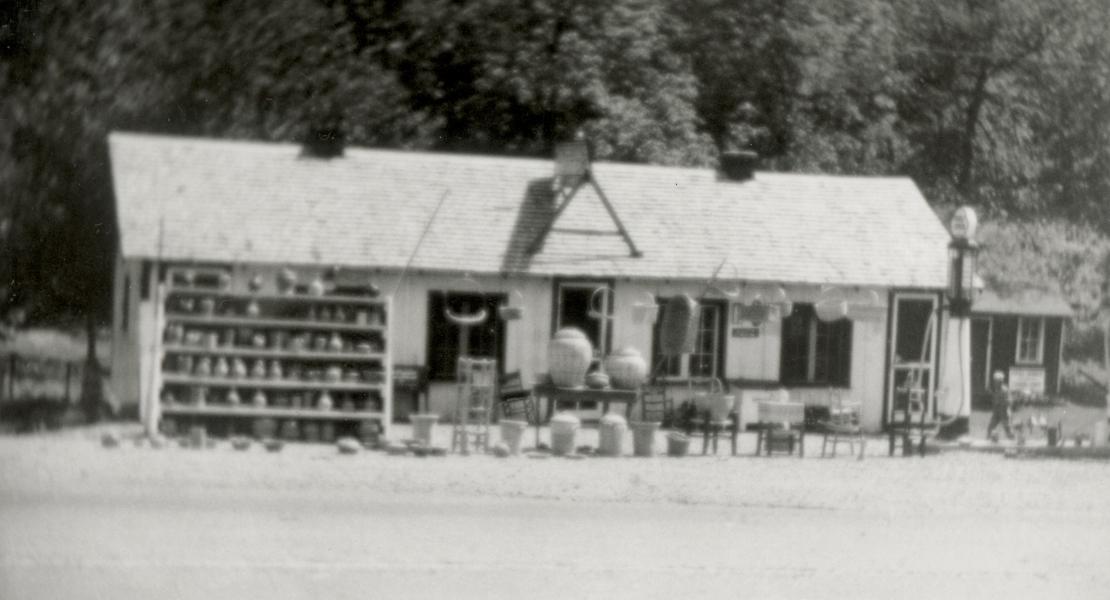 Charley Ray’s souvenir shop at Hooker, Missouri, between the east and west lanes of Route 66 after it became a divided highway in the 1950s. [State Historical Society of Missouri, John F. Bradbury Jr. Papers, R1552]